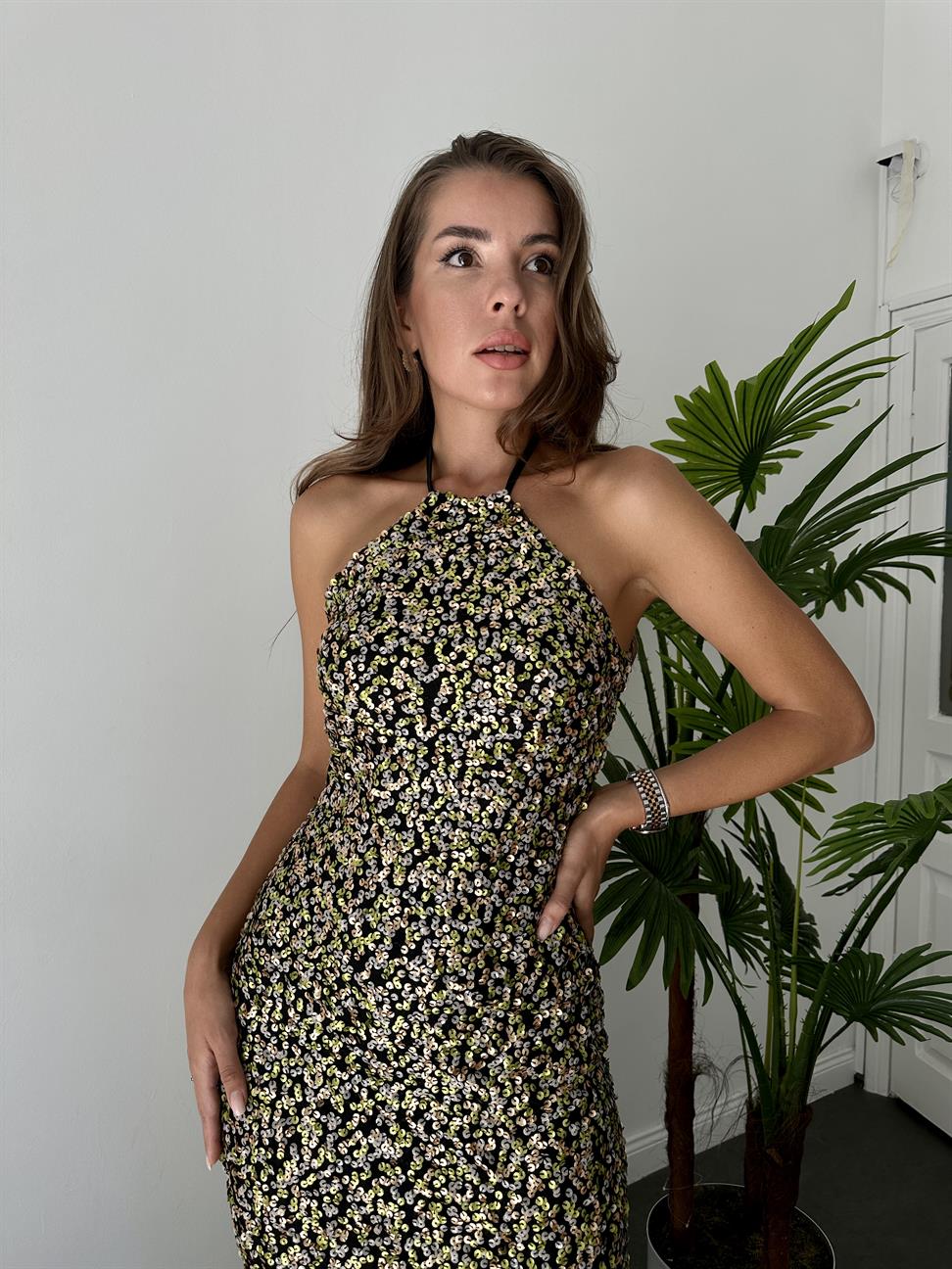 Sarı-Siyah-Pembe Payetli Boyundan Bağlamalı Elbise