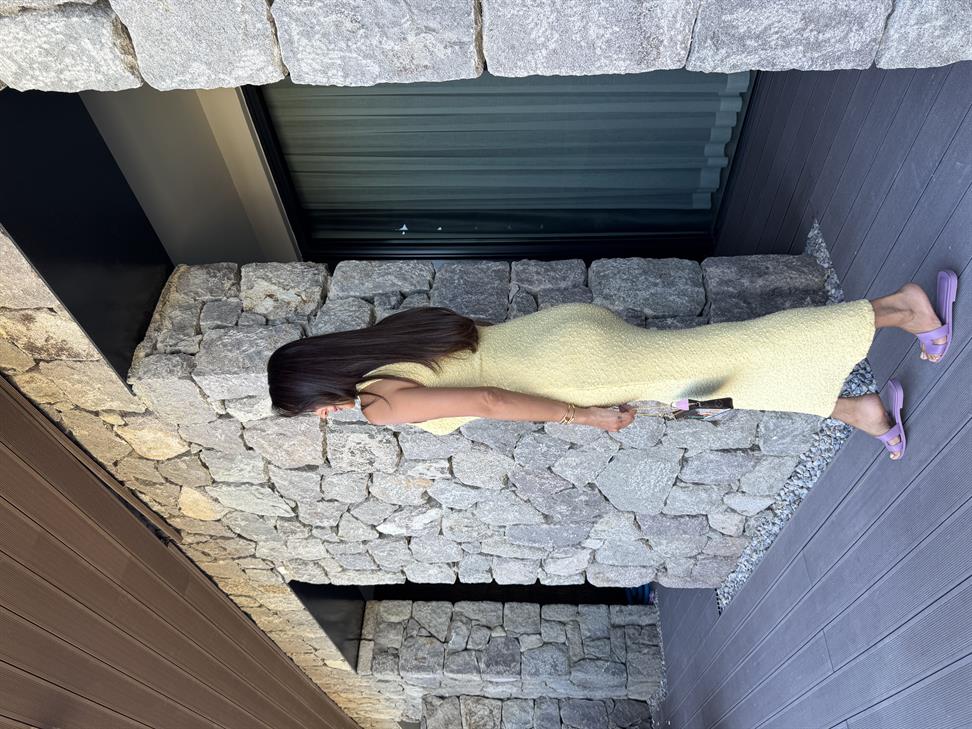 Sarı V Yaka Uzun Örme Elbise