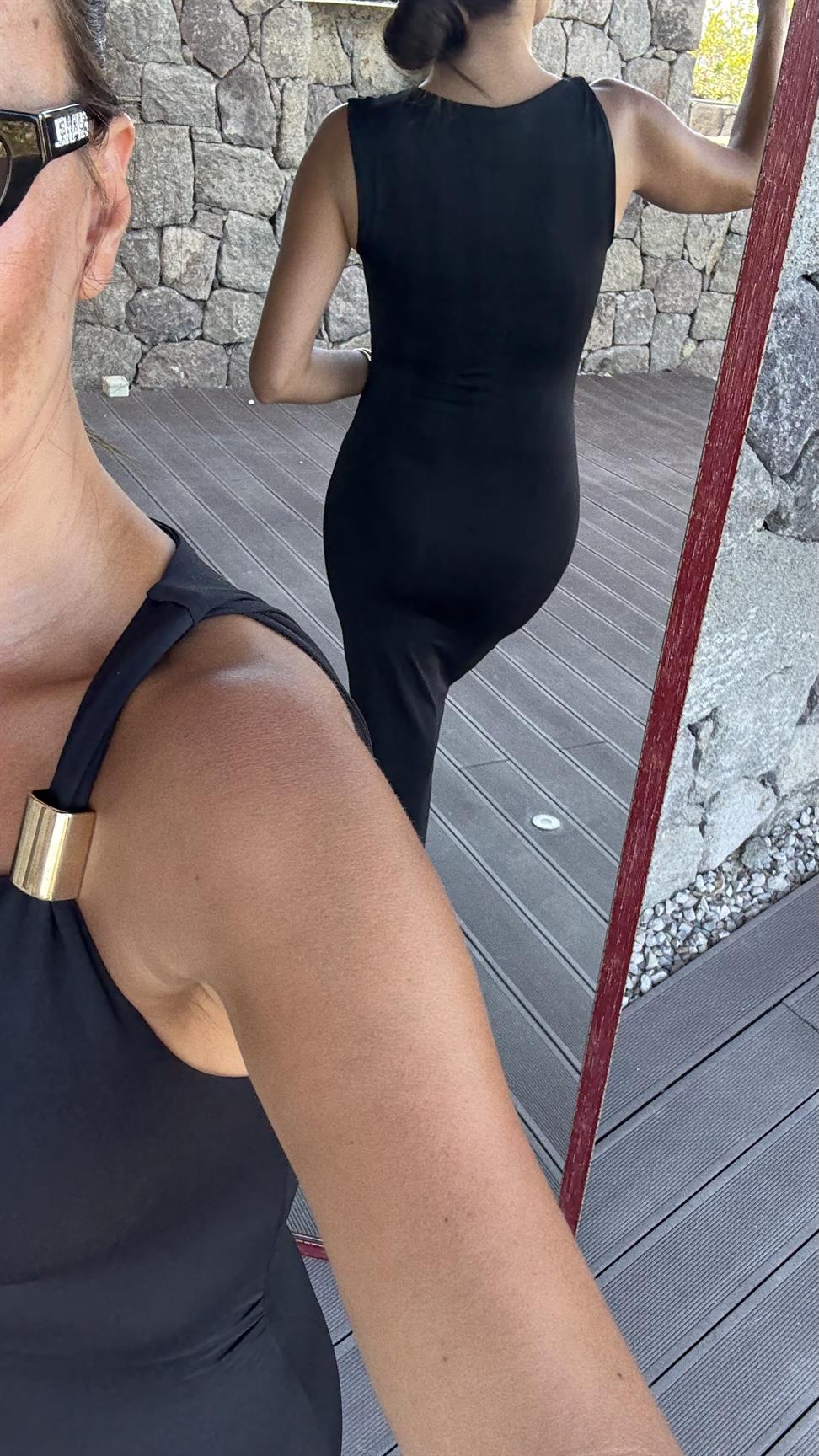 Siyah Aksesuar Detaylı Asimetrik Elbise