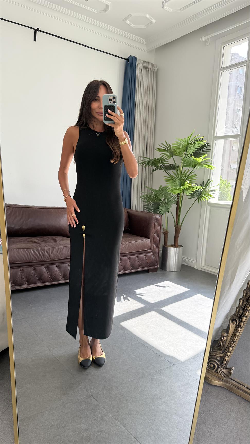 Siyah Aksesuar Detaylı Yırtmaçlı Triko Elbise