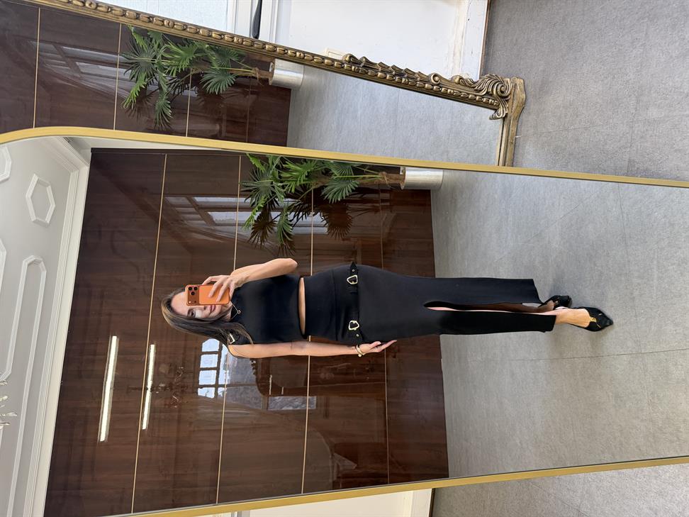 Siyah Aksesuar Detaylı Yırtmaçlı Triko Etek