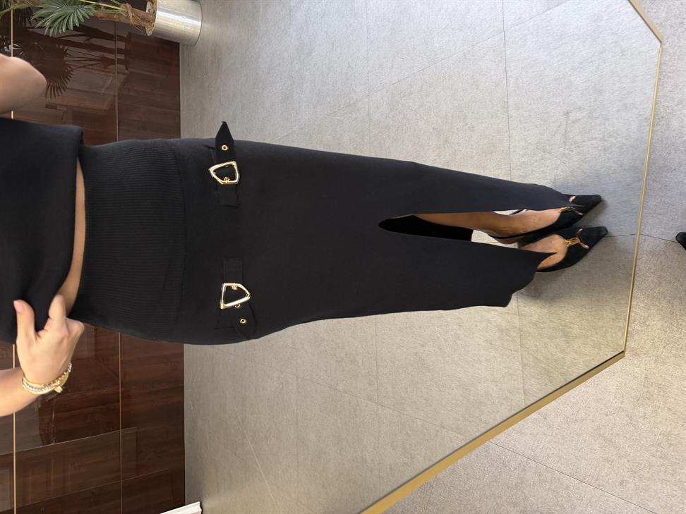 Siyah Aksesuar Detaylı Yırtmaçlı Triko Etek