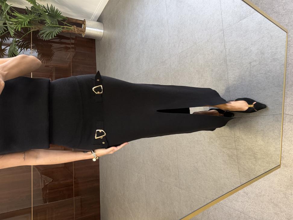 Siyah Aksesuar Detaylı Yırtmaçlı Triko Etek