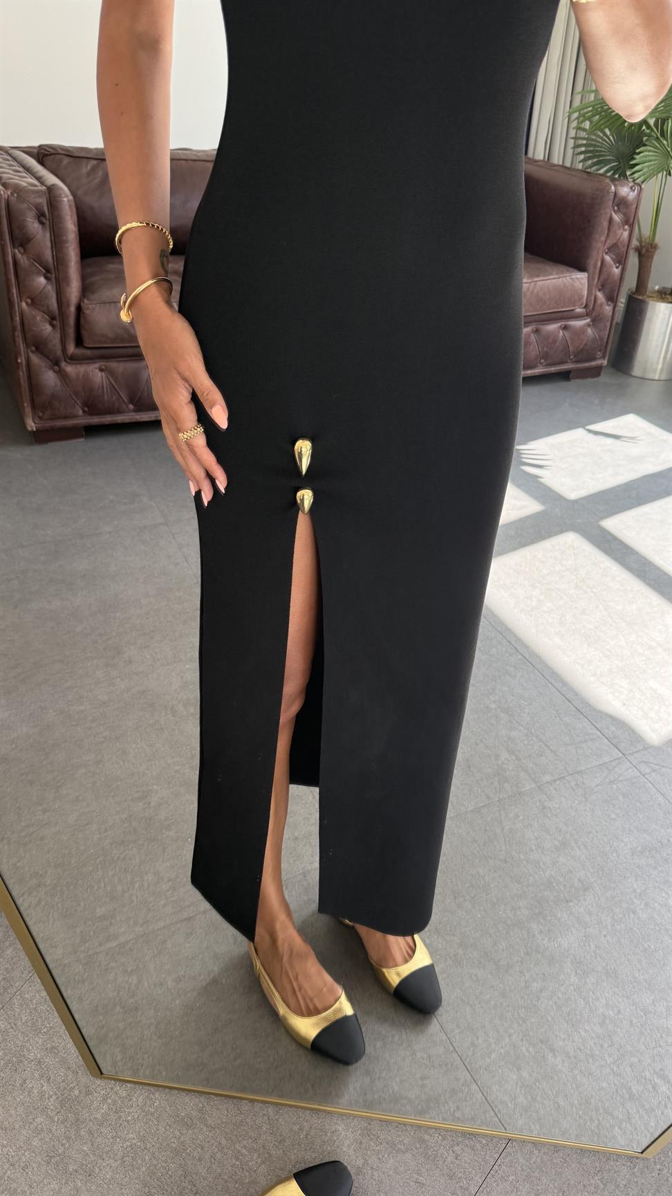 Siyah Aksesuar Detaylı Yırtmaçlı Triko Elbise