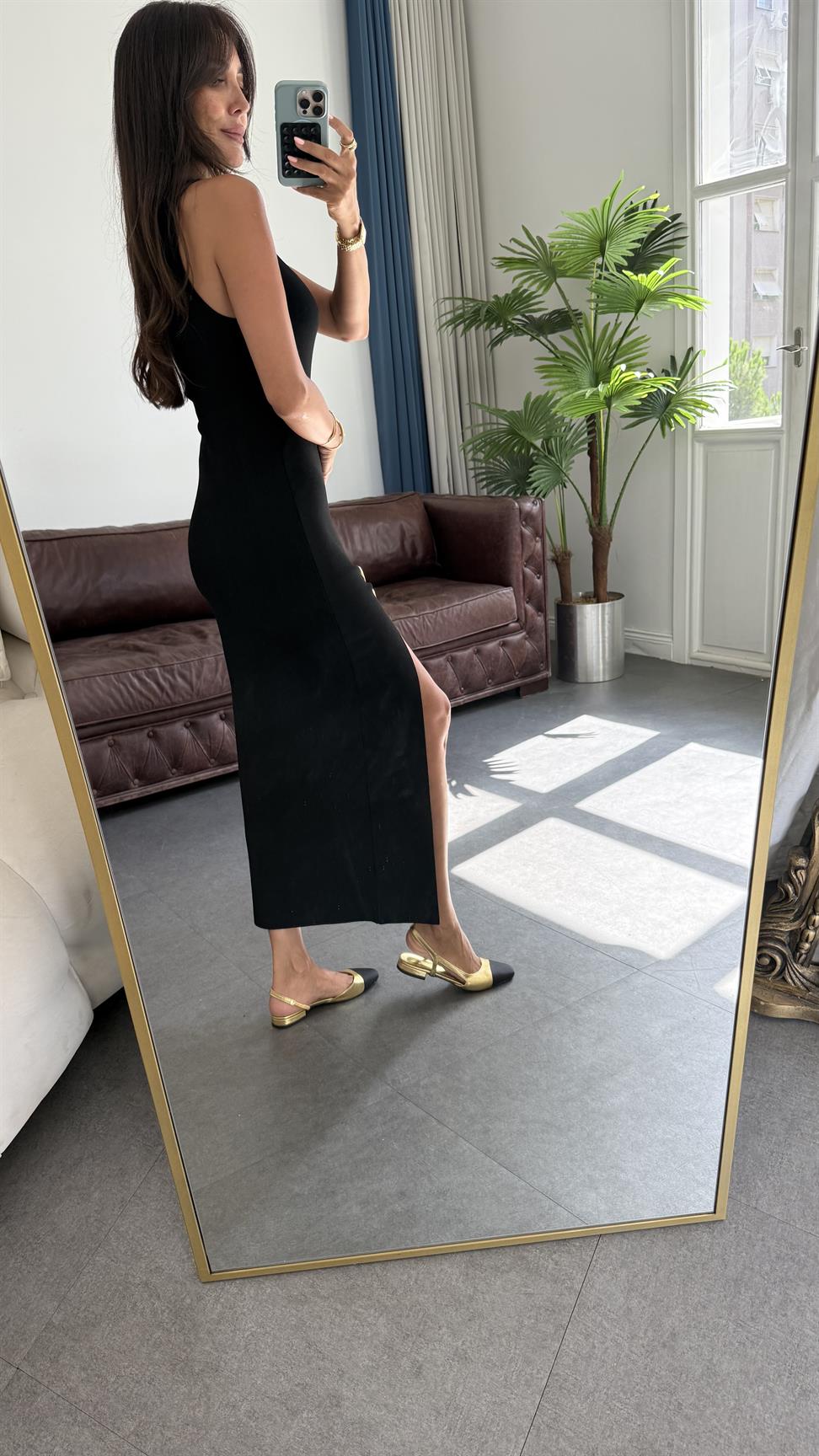 Siyah Aksesuar Detaylı Yırtmaçlı Triko Elbise