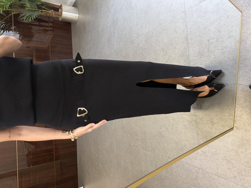 Siyah Aksesuar Detaylı Yırtmaçlı Triko Etek