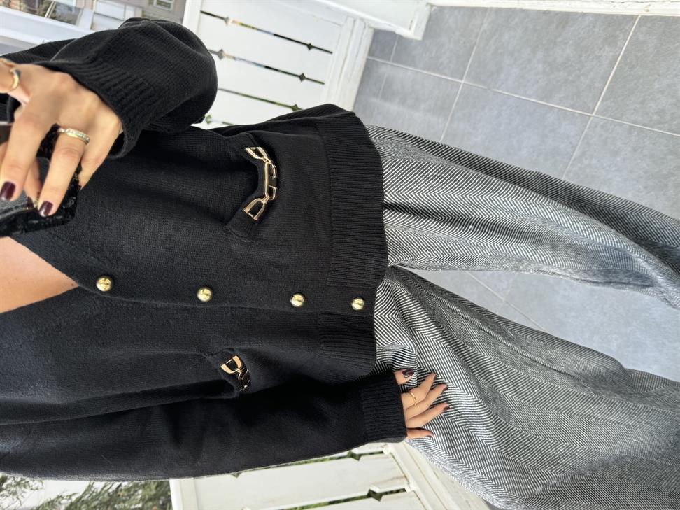 Siyah Aksesuarlı Hırka