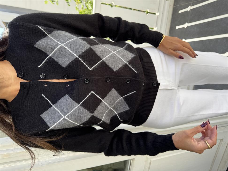 Siyah Baklavalı Triko Hırka