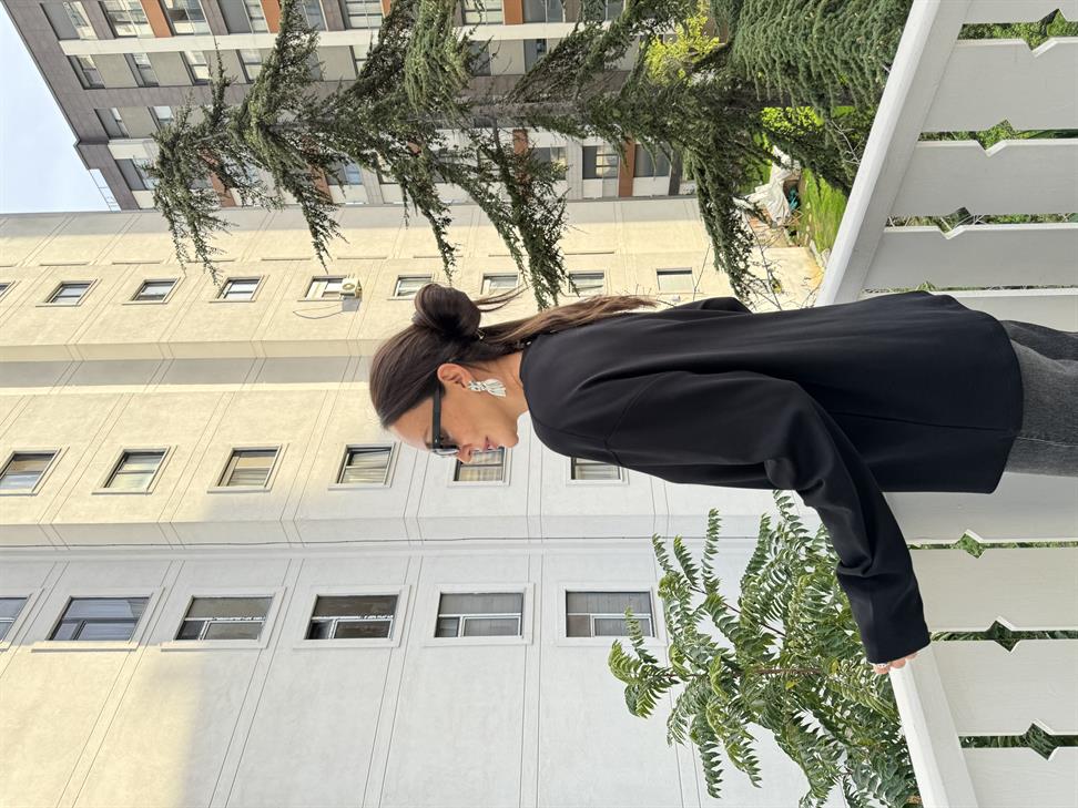 Siyah Baskı Nakışlı Uzun Kollu Bluz