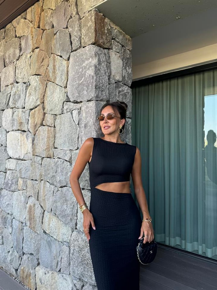 Siyah Bel Dekolte Detaylı Gofre Elbise