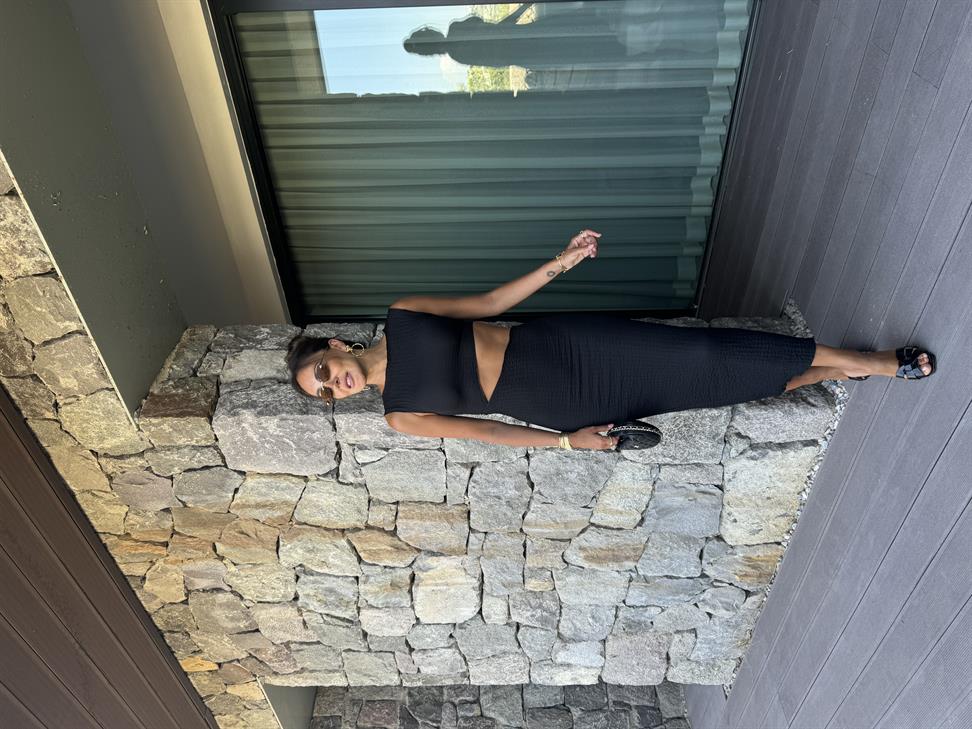 Siyah Bel Dekolte Detaylı Gofre Elbise