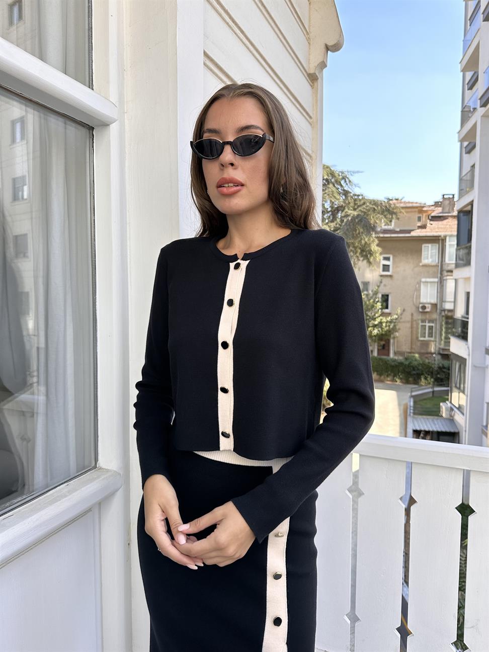 Siyah-Beyaz Düğmeli Yırtmaç Detaylı Etekli Takım