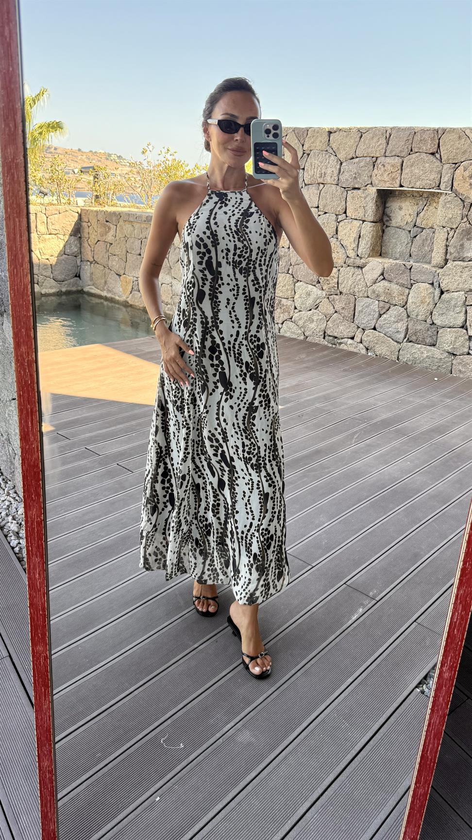 Siyah-Beyaz Boyundan Bağlamalı Uzun Elbise