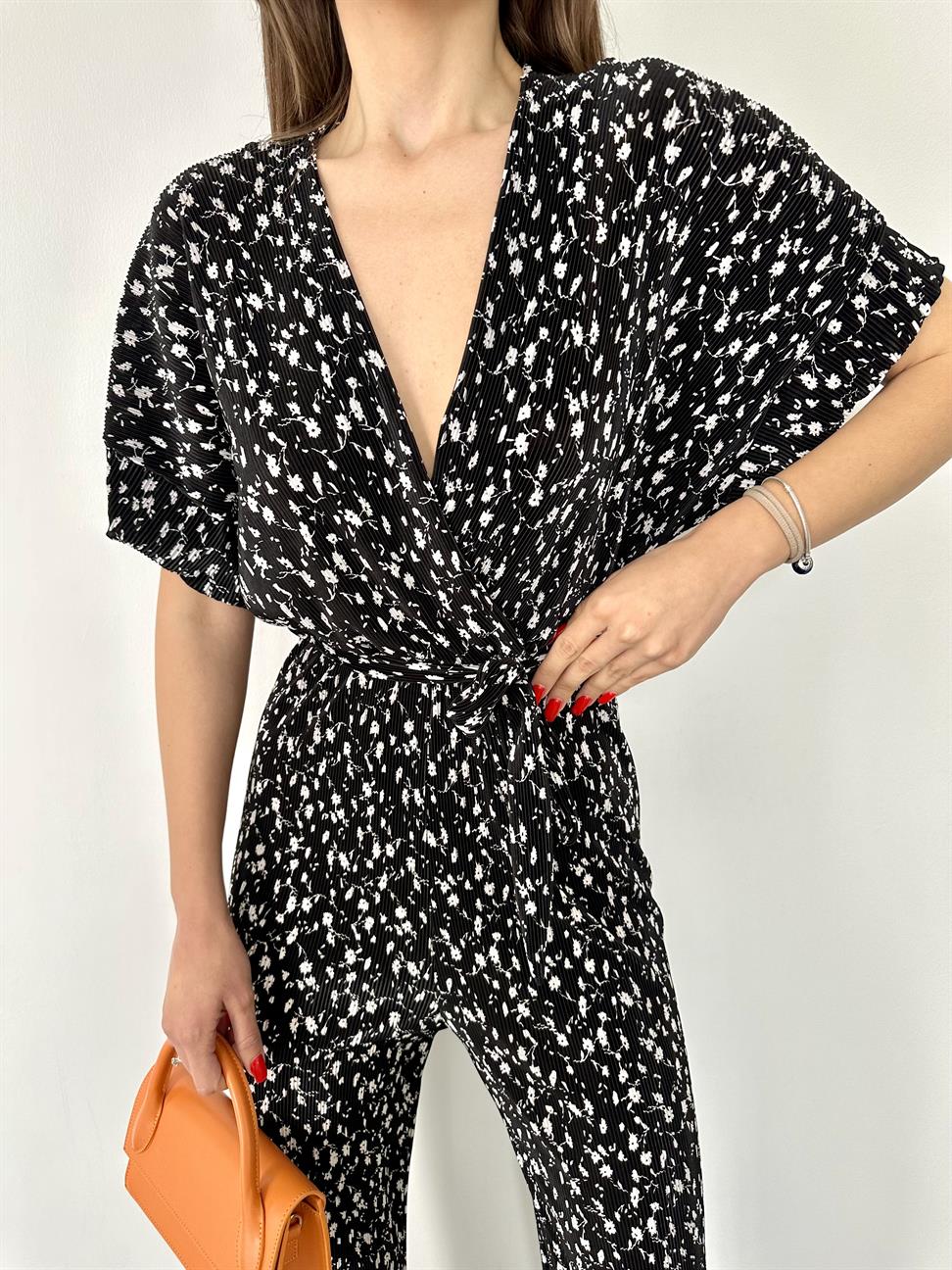 Siyah-Beyaz Kuşaklı Desenli Tulum