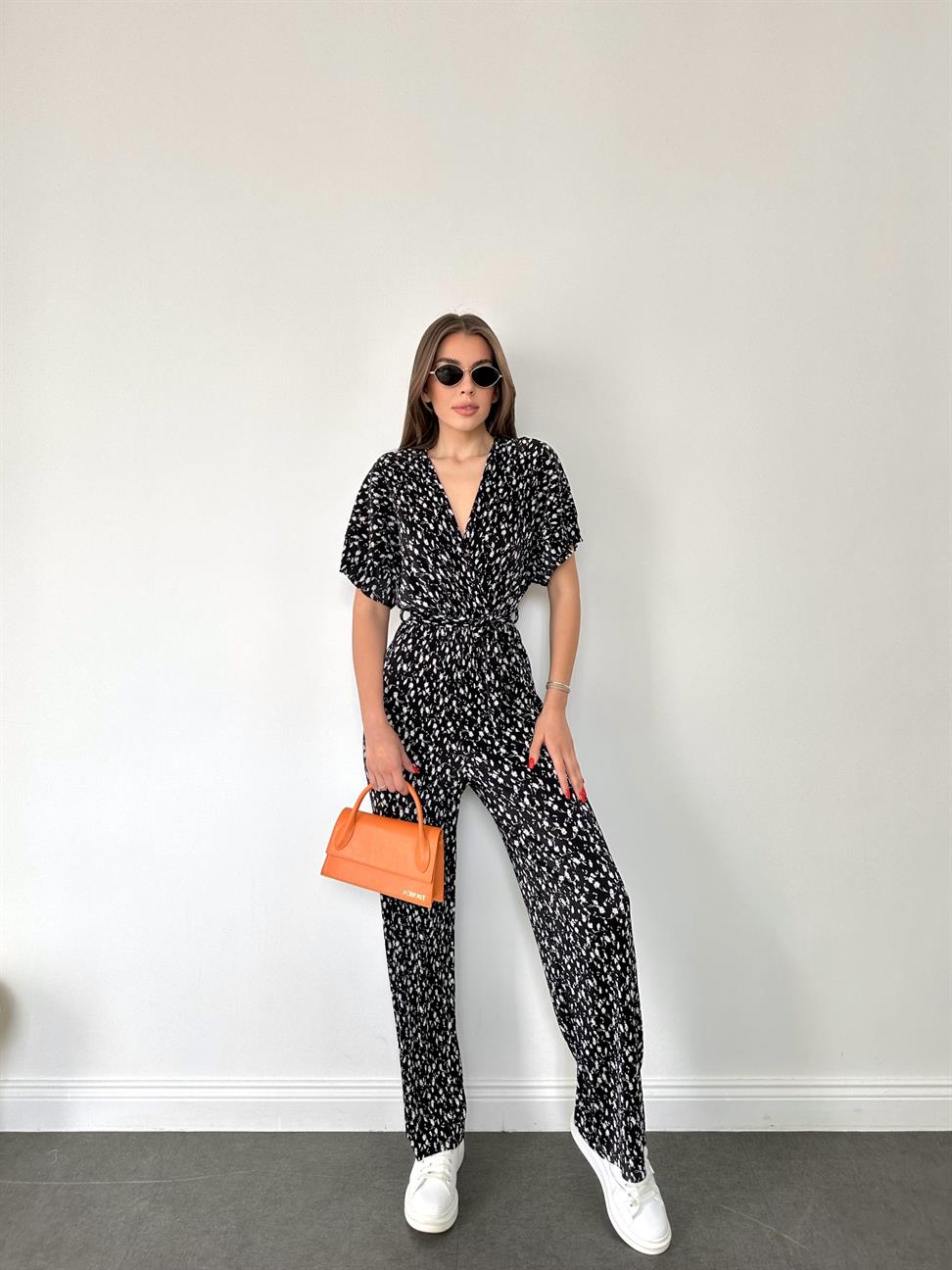 Siyah-Beyaz Kuşaklı Desenli Tulum