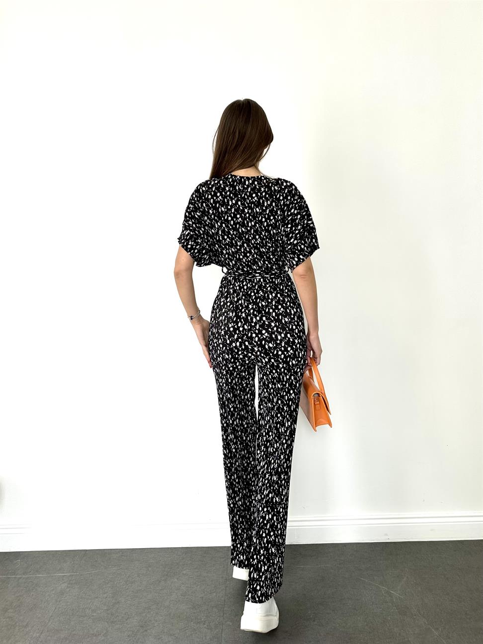 Siyah-Beyaz Kuşaklı Desenli Tulum