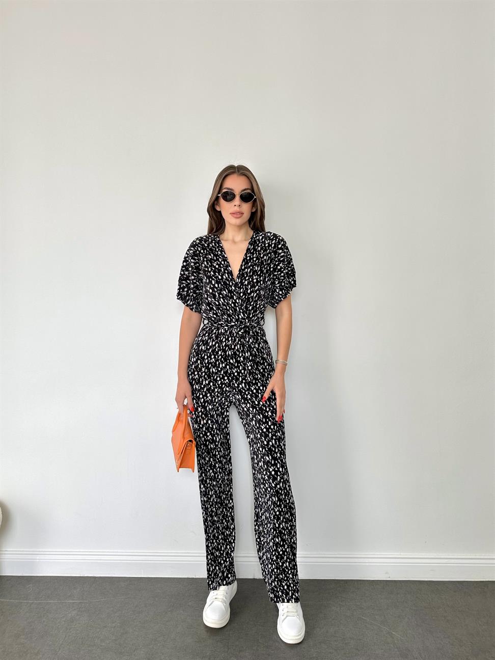 Siyah-Beyaz Kuşaklı Desenli Tulum