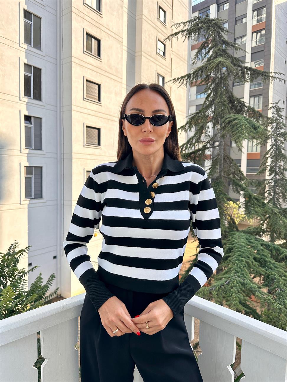 Siyah-Beyaz Polo Yaka Altın Düğme Triko