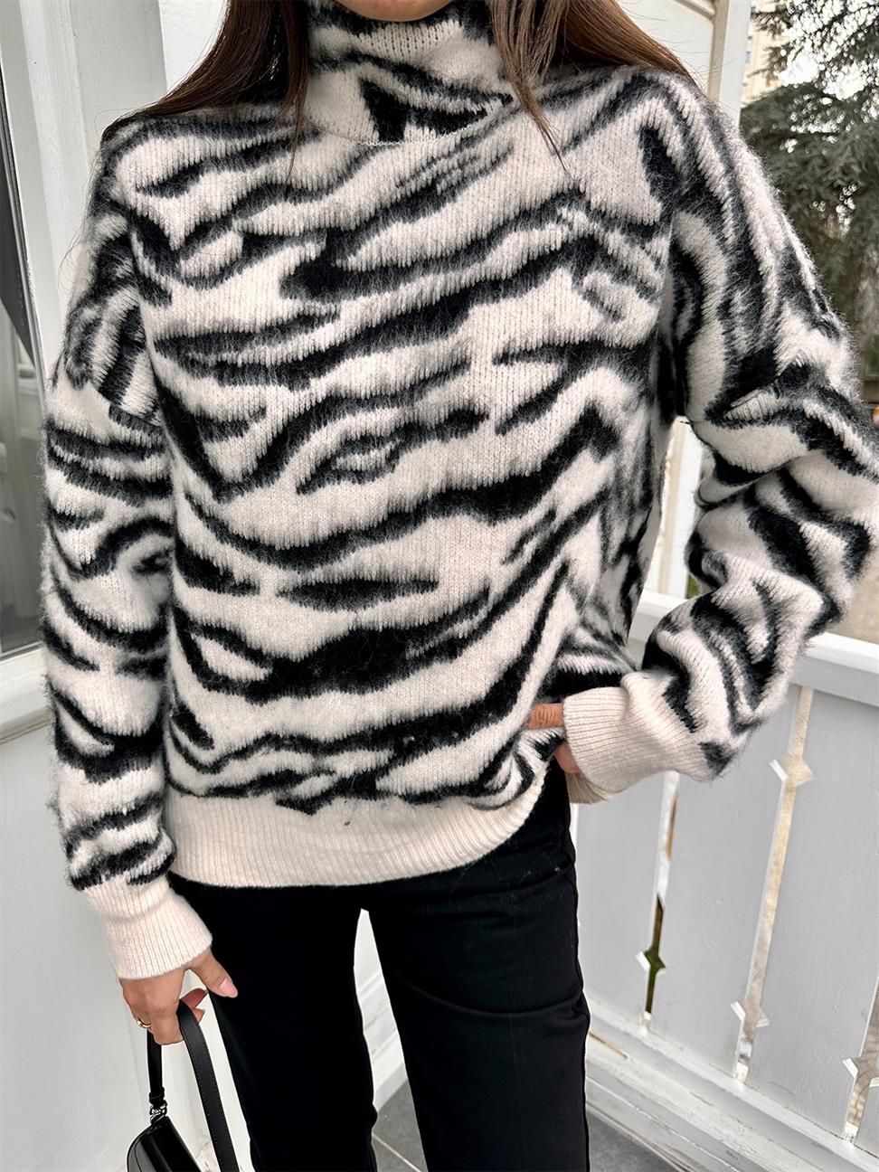 Siyah-Beyaz Sakallı Zebra Desen Balıkçı Kazak
