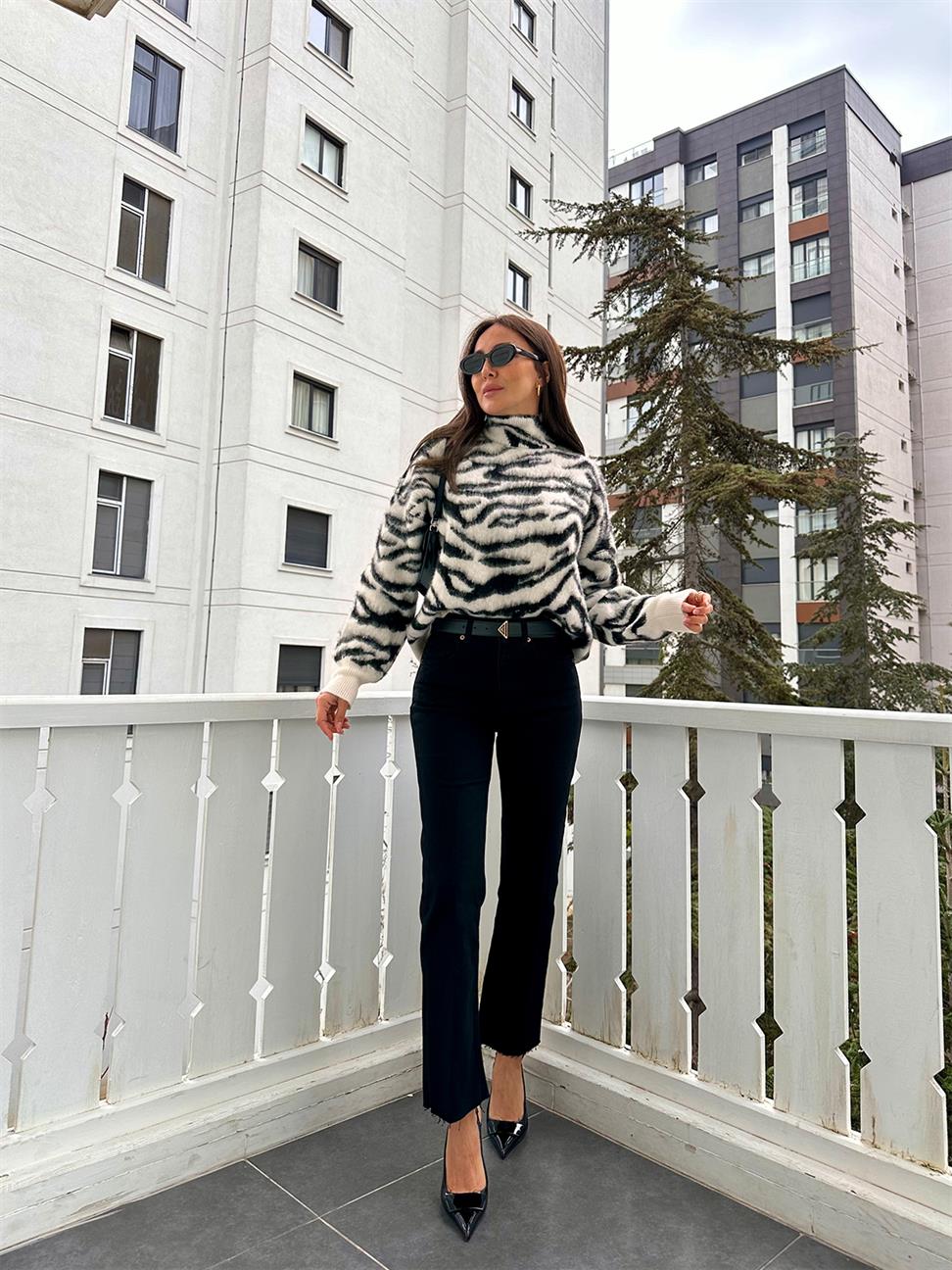 Siyah-Beyaz Sakallı Zebra Desen Balıkçı Kazak