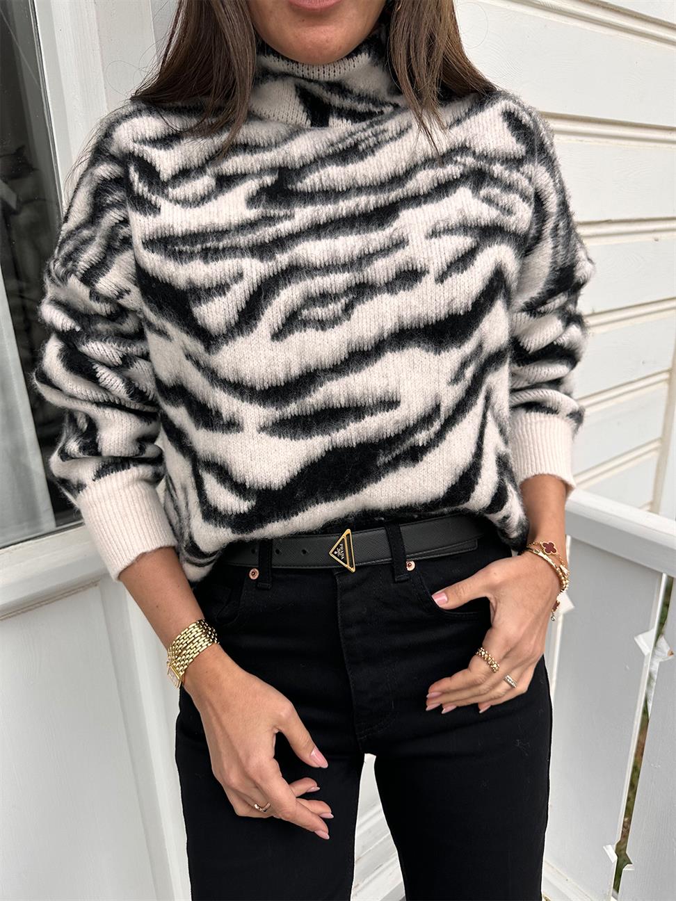 Siyah-Beyaz Sakallı Zebra Desen Balıkçı Kazak