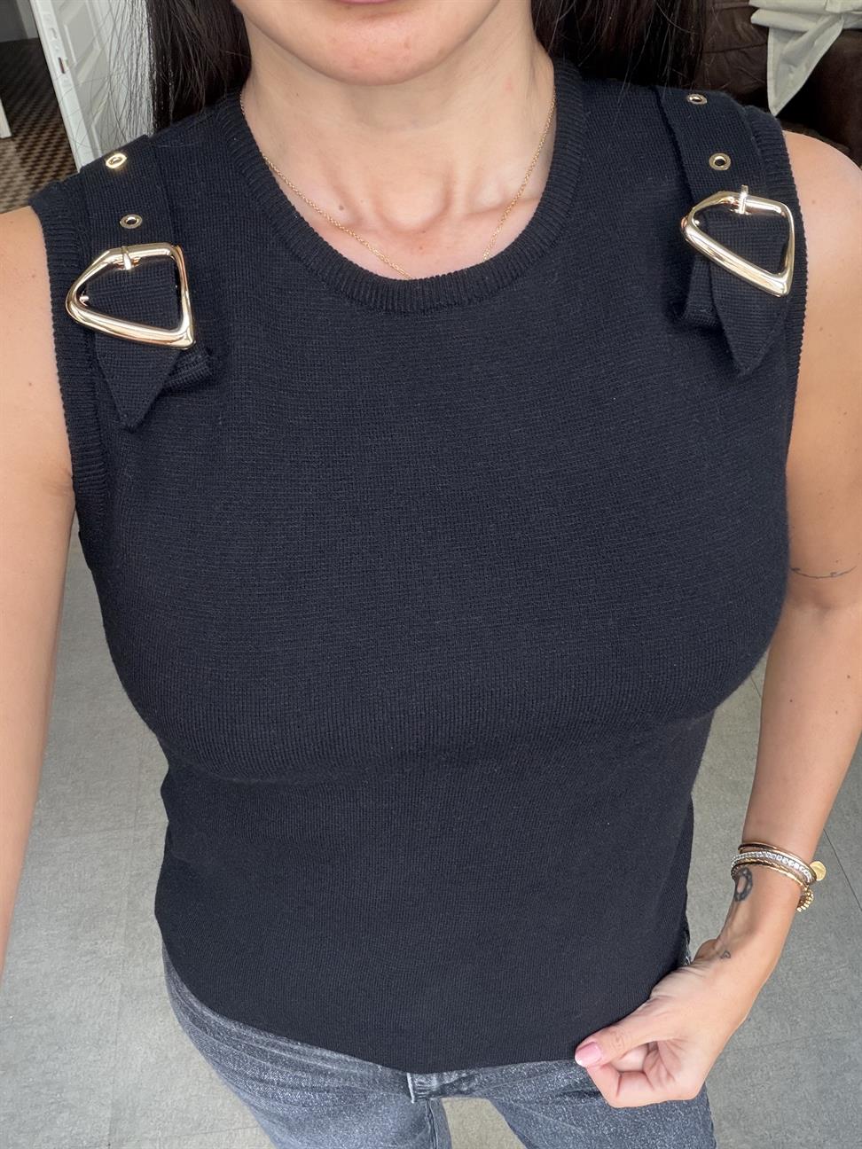 Siyah Bisiklet Yaka Aksesuar Detaylı Triko Bluz