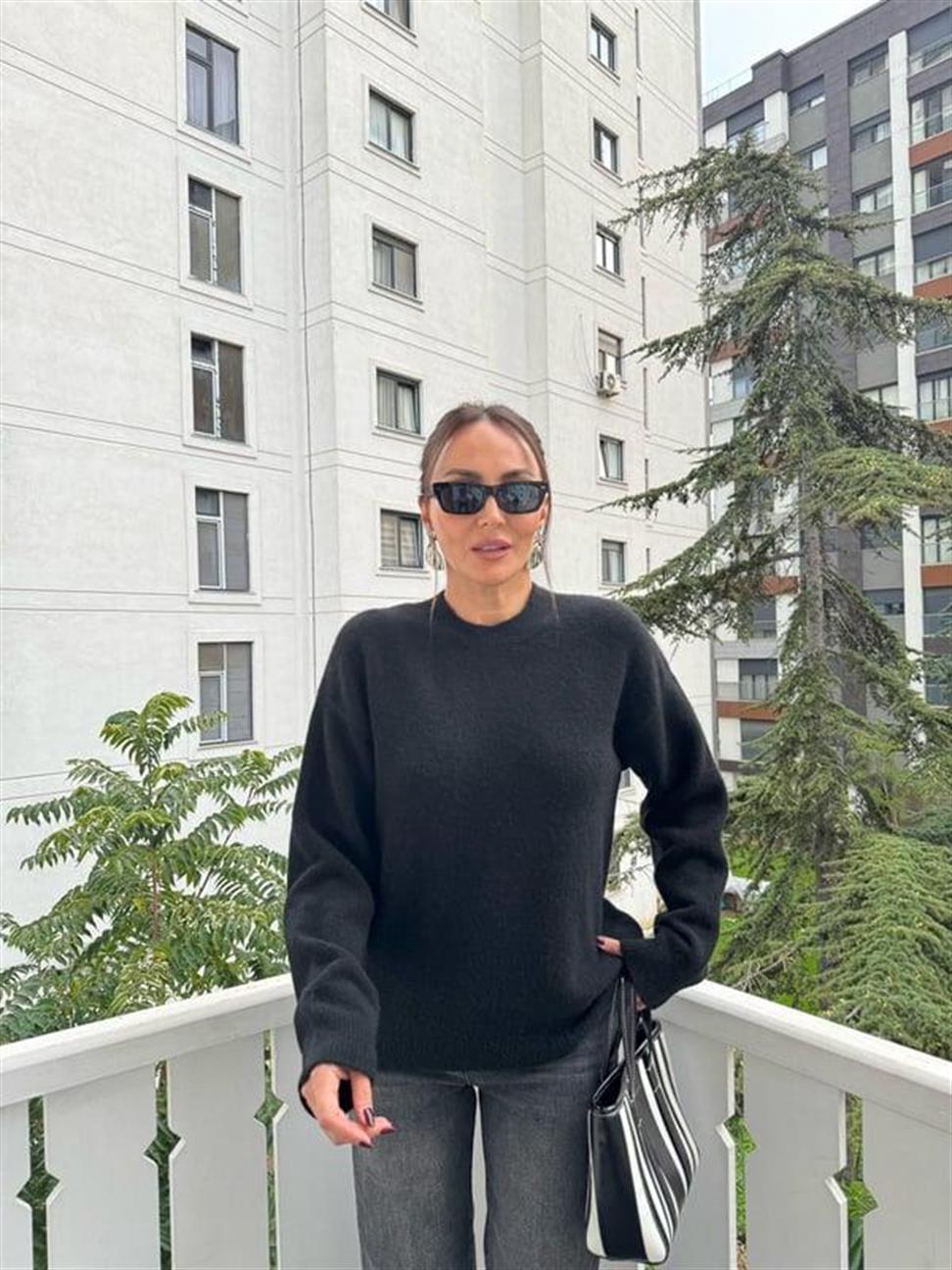 Siyah Bisiklet Yaka Yumuşak Dokulu Triko Kazak