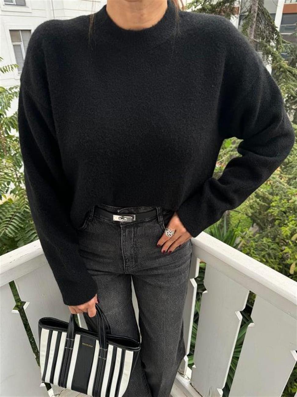 Siyah Bisiklet Yaka Yumuşak Dokulu Triko Kazak