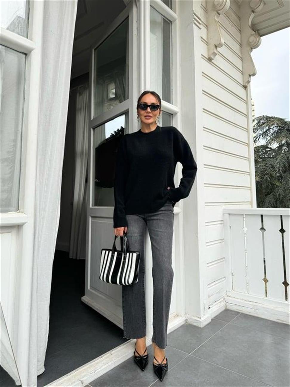 Siyah Bisiklet Yaka Yumuşak Dokulu Triko Kazak