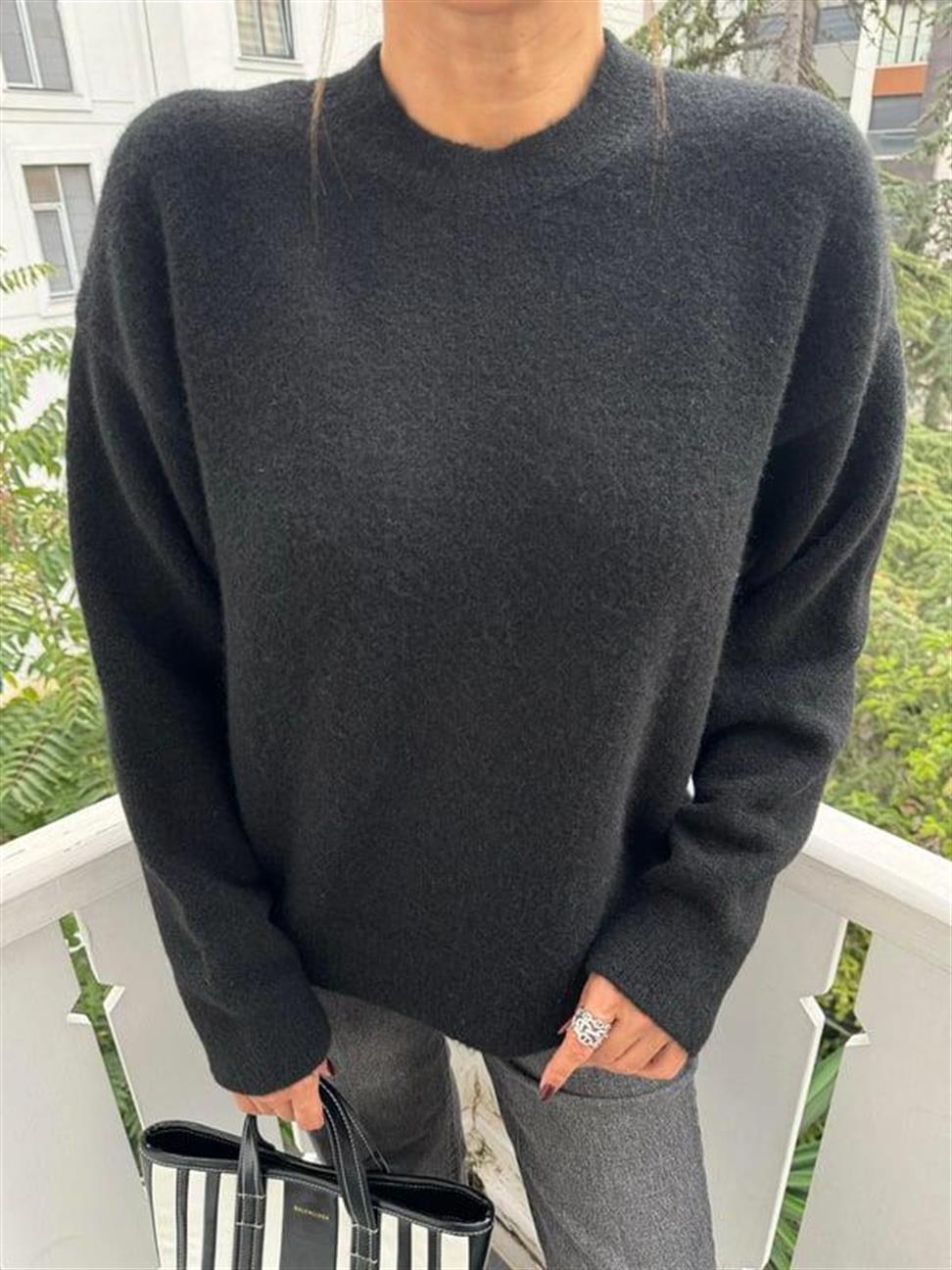 Siyah Bisiklet Yaka Yumuşak Dokulu Triko Kazak