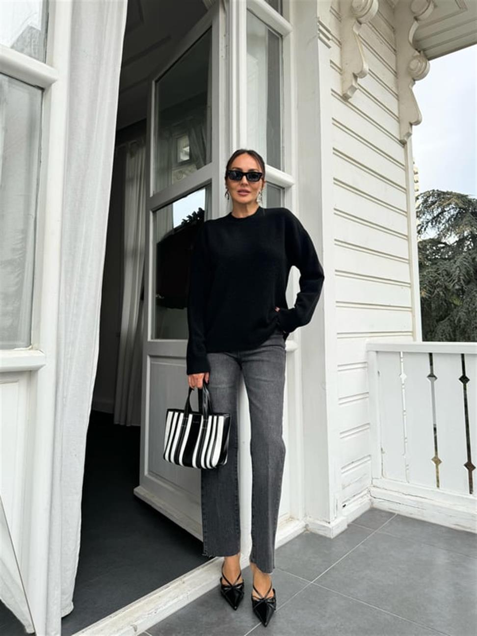 Siyah Bisiklet Yaka Yumuşak Dokulu Triko Kazak