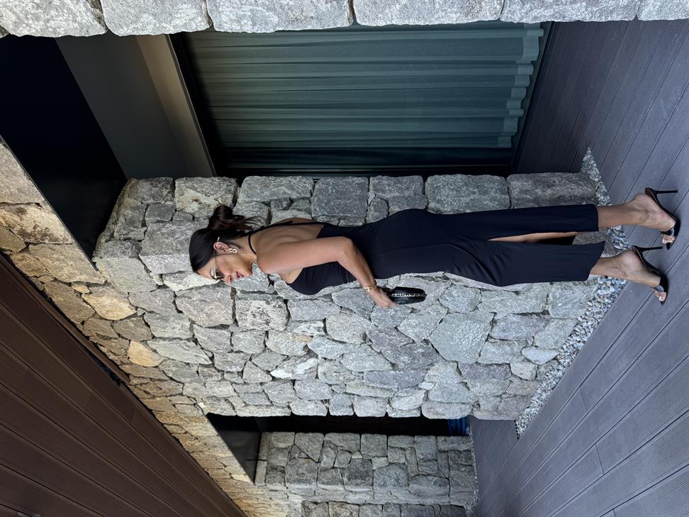 Siyah Boyundan Bağlamalı Yırtmaçlı Elbise