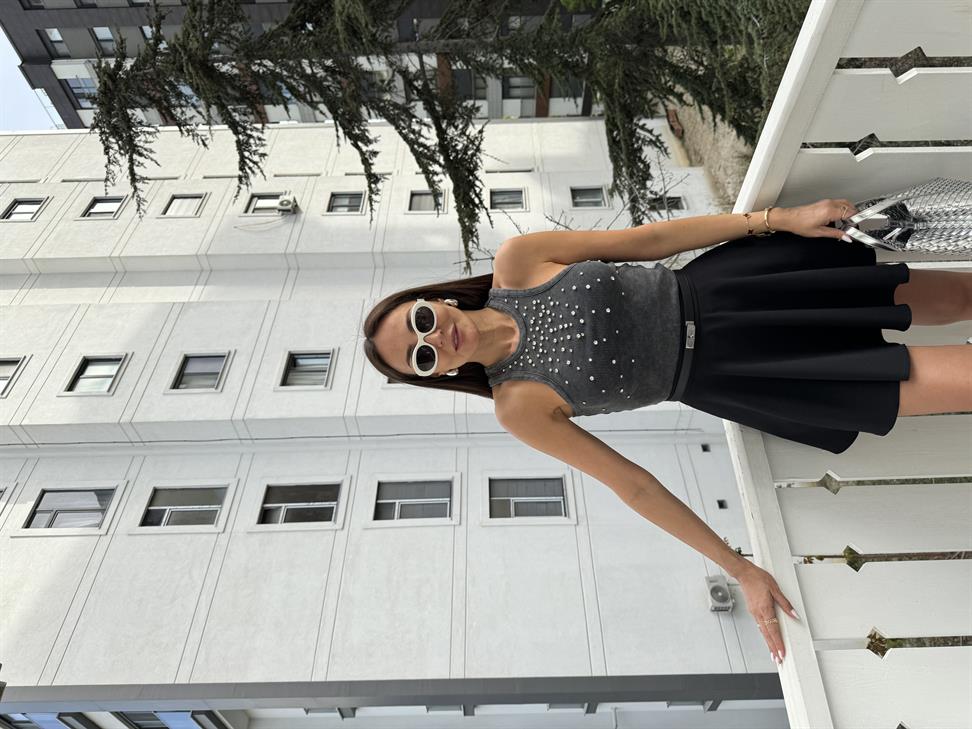 Siyah Büyük Taşlı Yüzücü Atlet