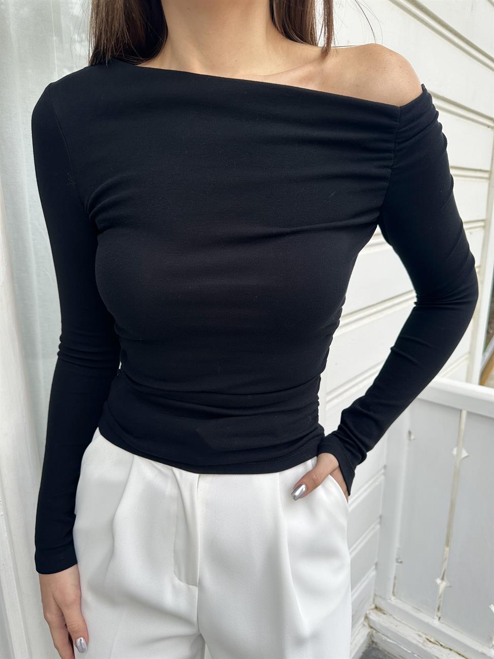 Siyah Büzgülü Asimetrik Coton Bluz