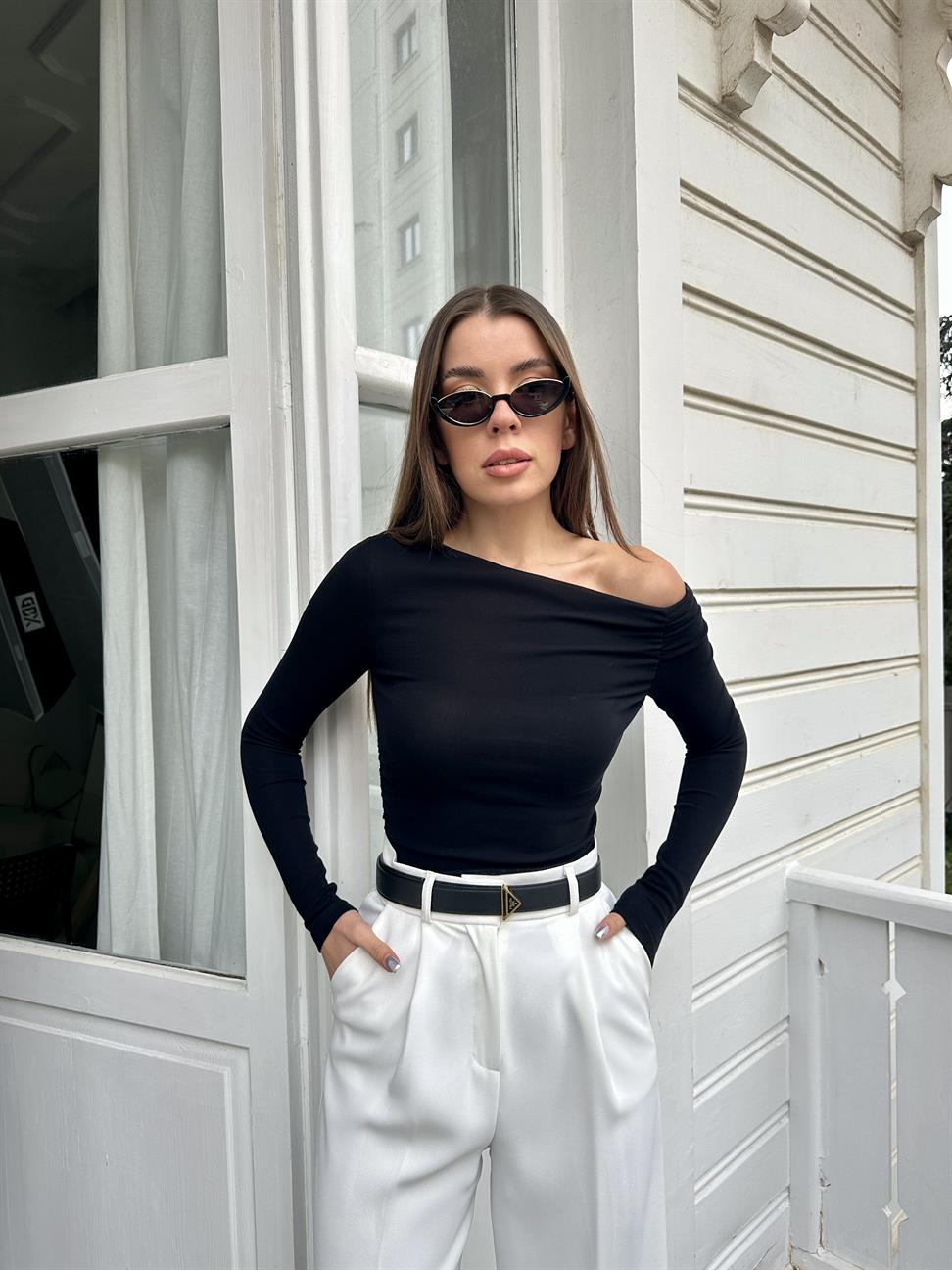 Siyah Büzgülü Asimetrik Coton Bluz