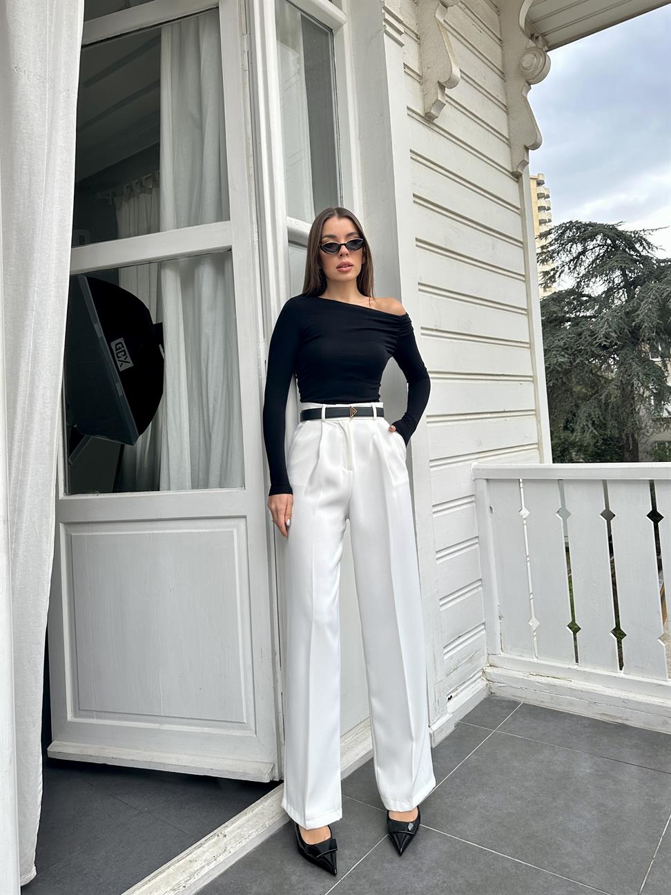 Siyah Büzgülü Asimetrik Coton Bluz