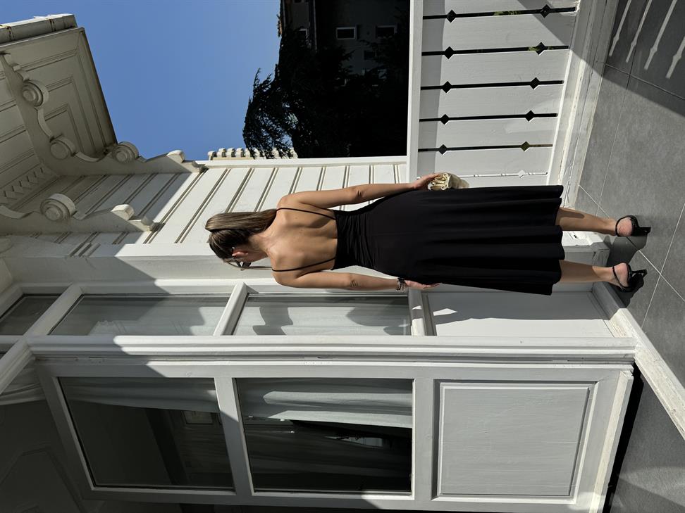 Siyah Büzgülü Askılı Elbise