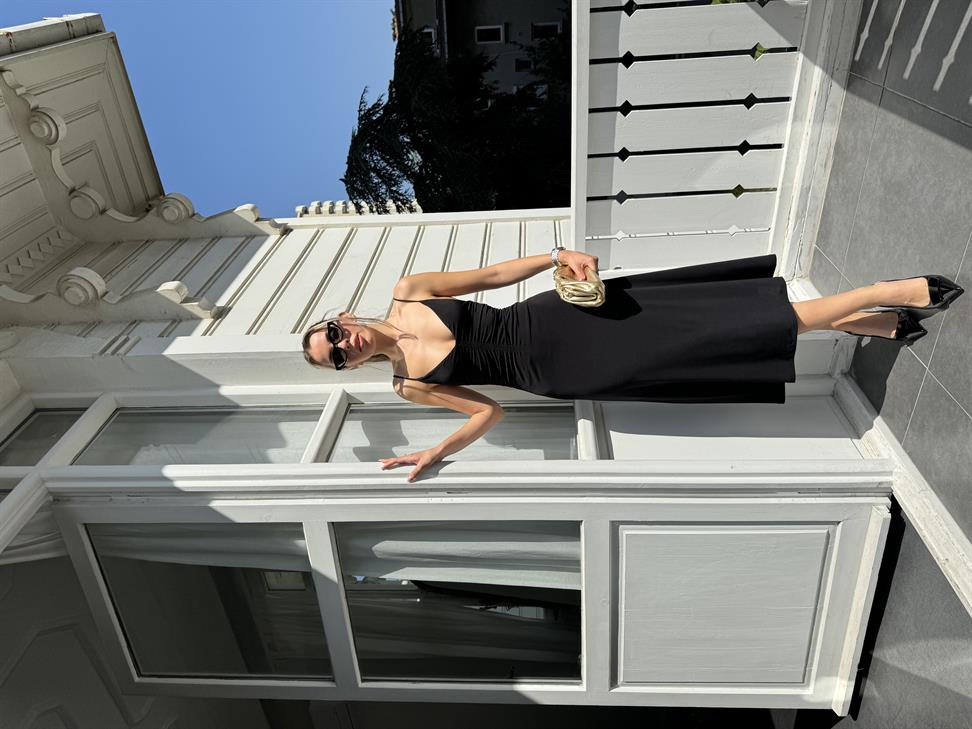 Siyah Büzgülü Askılı Elbise