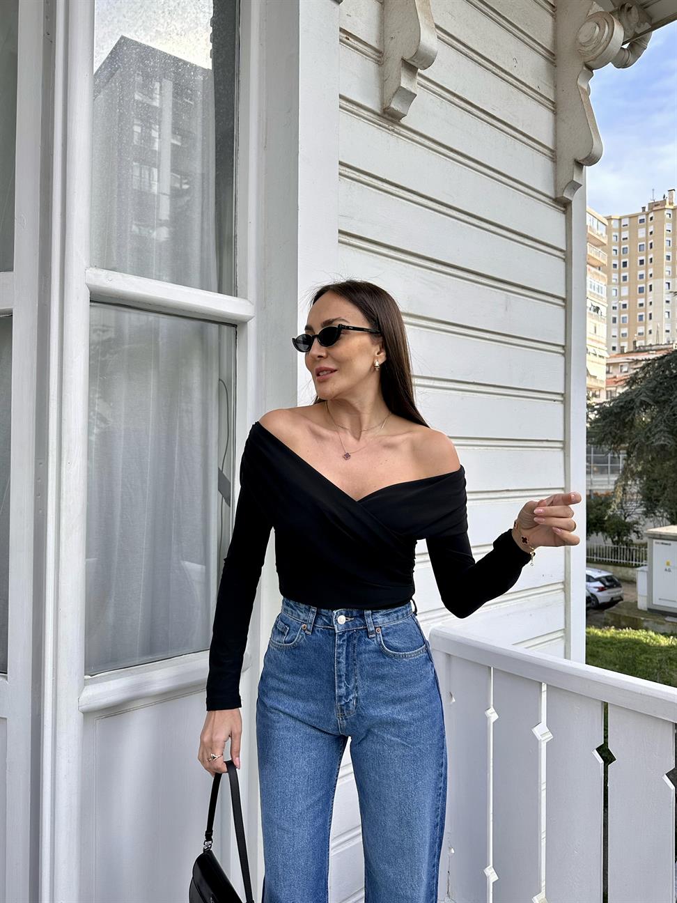 Siyah Çapraz Yaka Omuz Açık Bluz