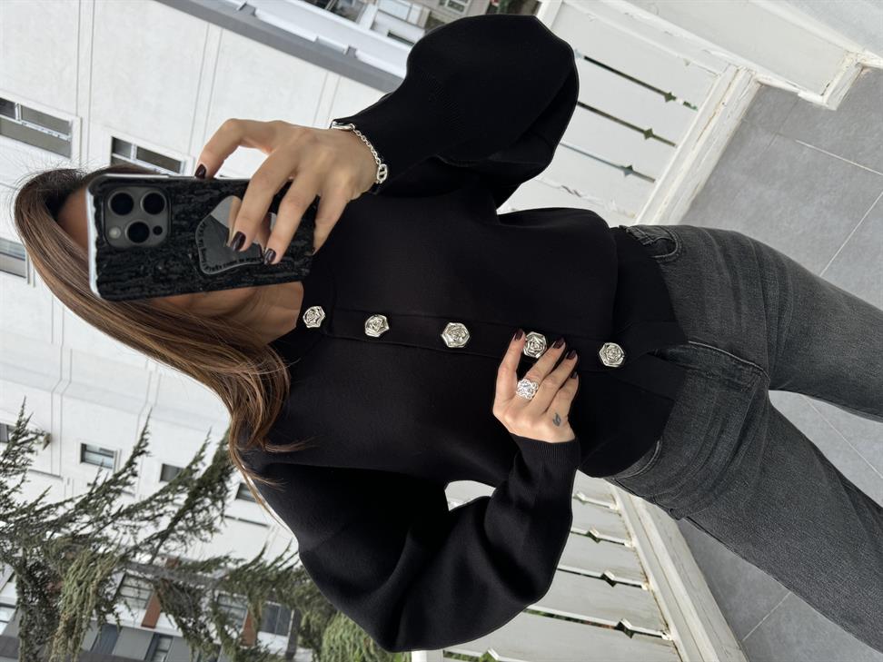 Siyah Bisiklet Yaka Gül Düğmeli Triko Hırka