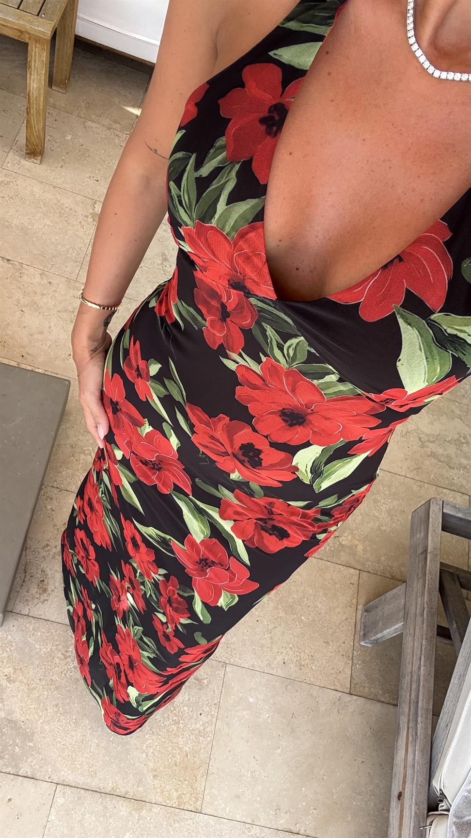 Siyah Çiçekli Göğüs Dekolteli Elbise