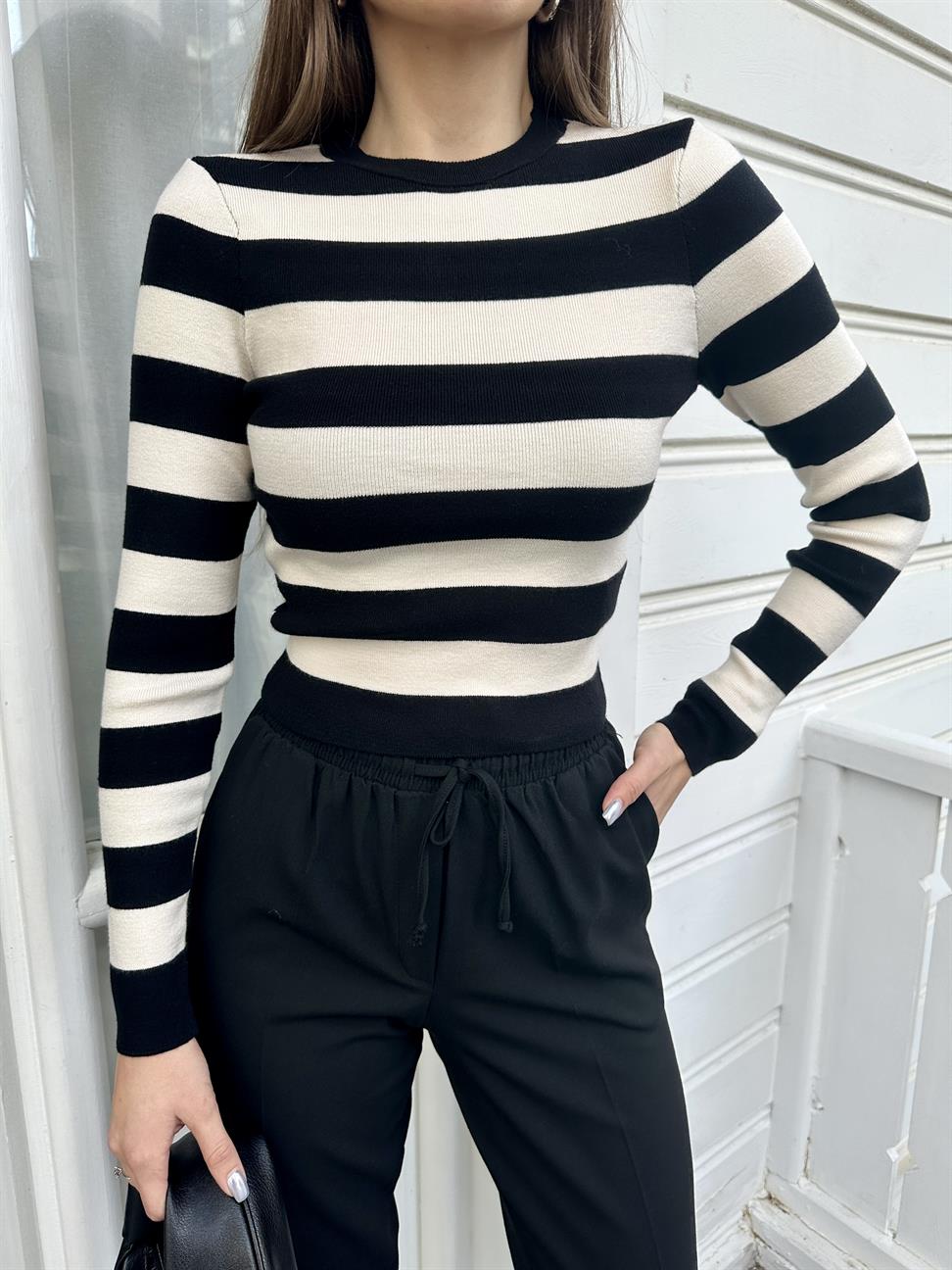 Siyah Çizgili Crop Triko