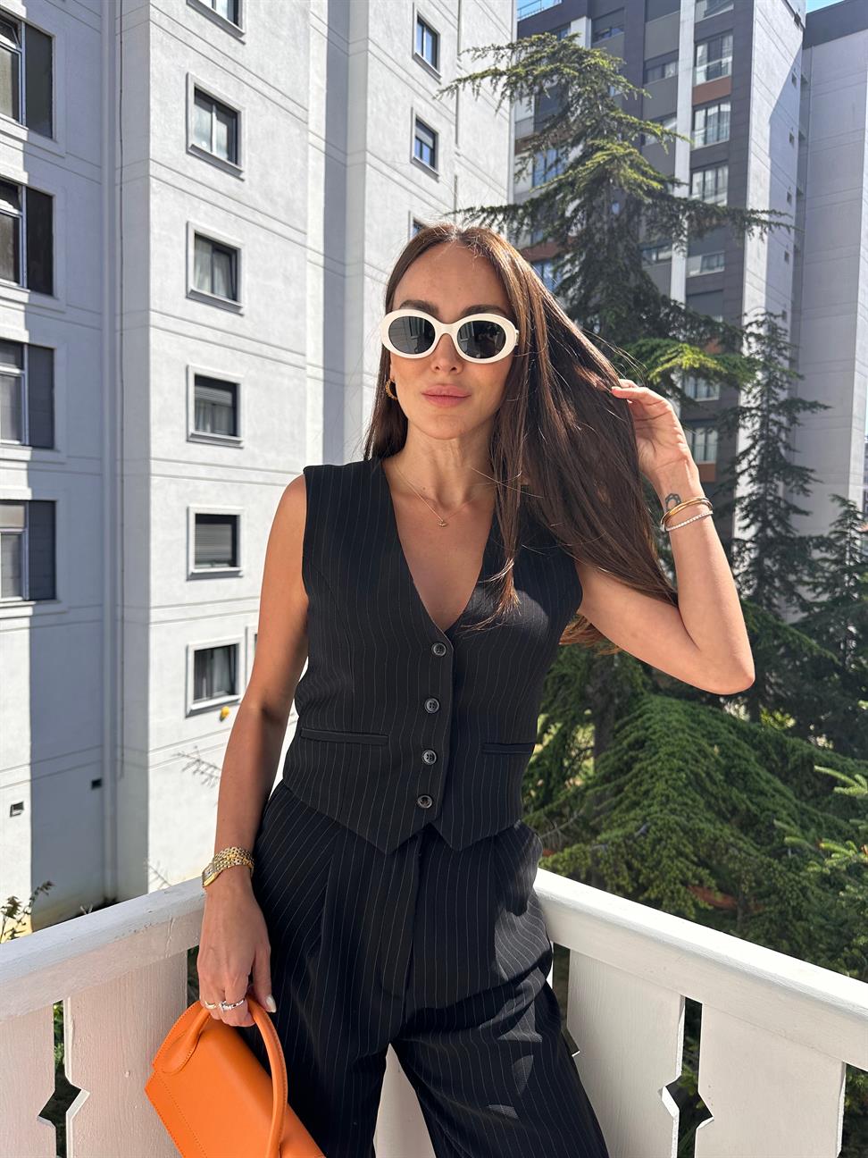 Siyah Çizgili Önden Düğmeli Yelek