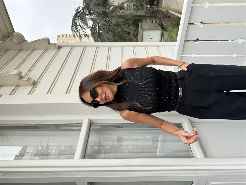 Siyah Dik Yaka Taşlı Atlet