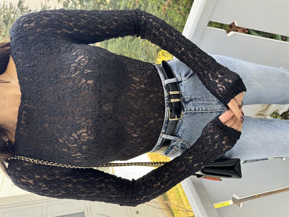 Siyah Dantel Tasarımlı Kayık Yaka Bluz