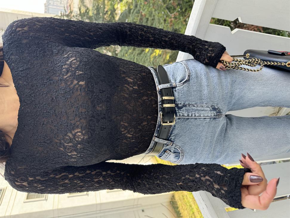 Siyah Dantel Tasarımlı Kayık Yaka Bluz