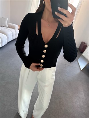 Siyah Dekolteli Metal Düğmeli Hırka