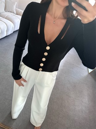 Siyah Dekolteli Metal Düğmeli Hırka