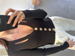 Siyah Dekolteli Metal Düğmeli Hırka