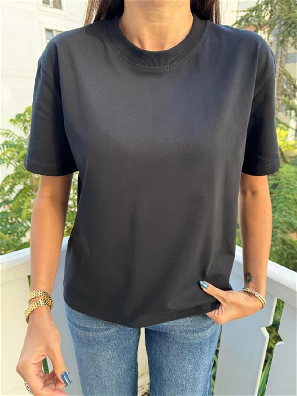 Siyah Dekoratif Dikişli Bisiklet Yaka Tişört